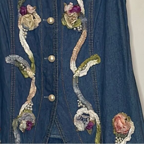 VINTAGE Soft Blue Jean Vest, Floral, Pearl Buttons - Picture 4 of 5